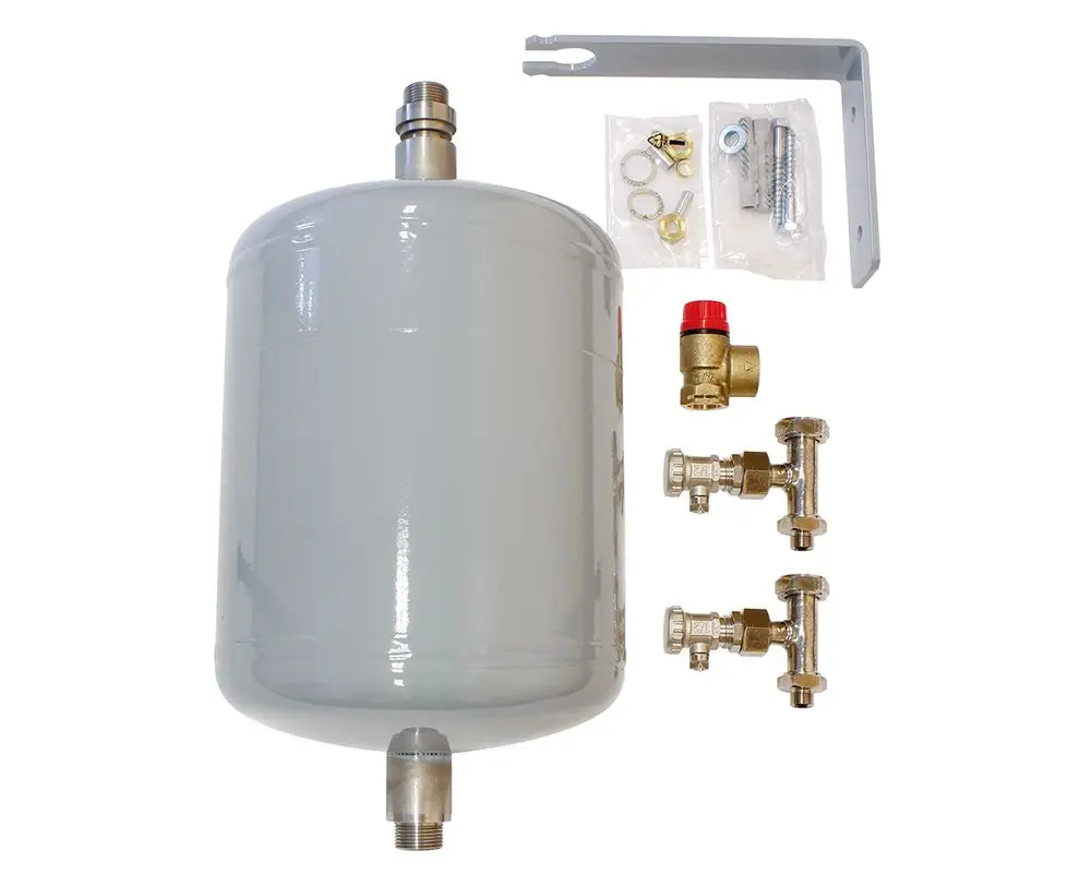 Graues Rücklaufgefäß mit Anschlüssen und Ventilen, Zubehörteilen und Befestigungselementen. Produkt von Vaillant zur Volumenvergrößerung in etlichen Rücklaufsystemen.